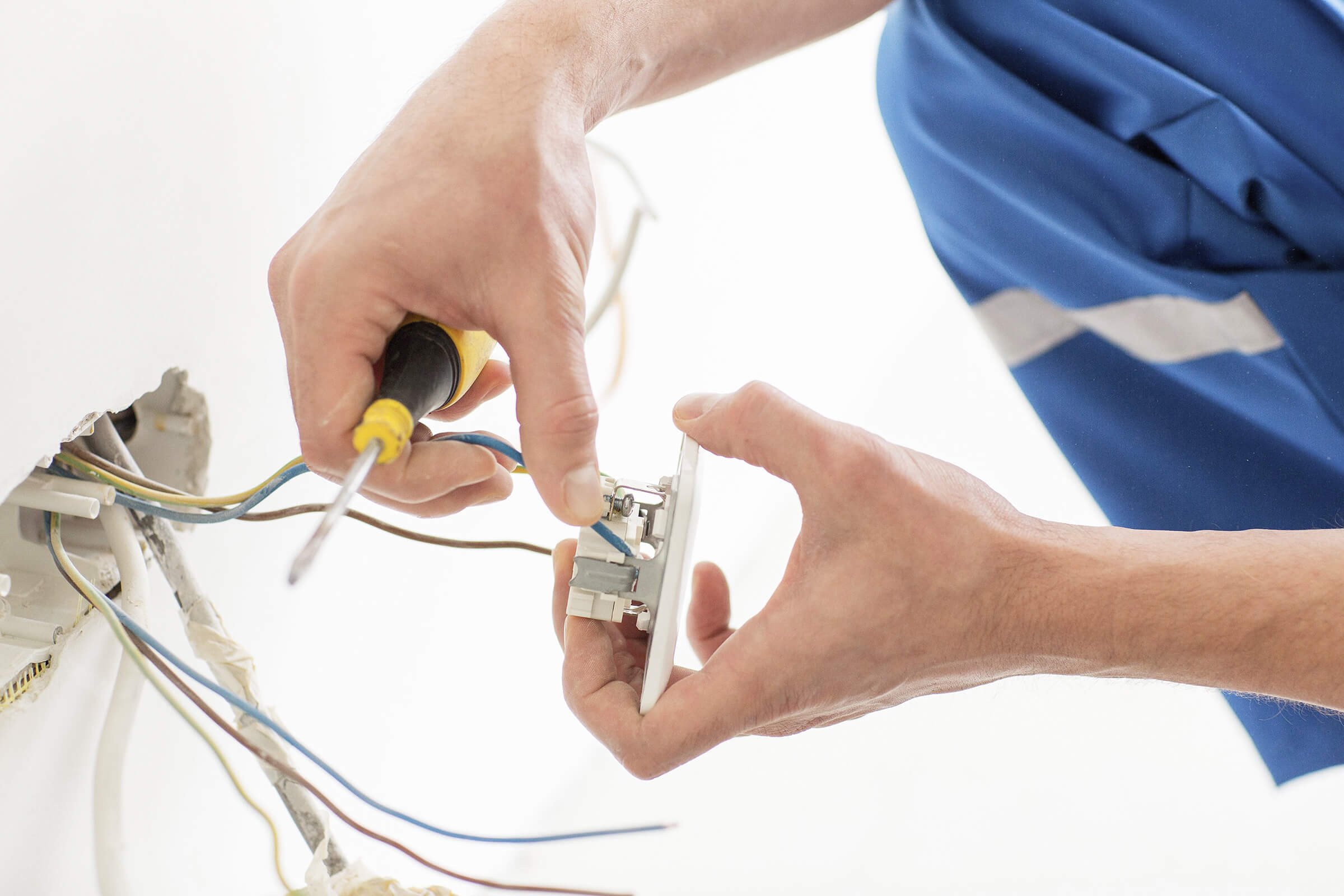 Раскройте секреты найма профессионала-электрика для ремонта квартиры